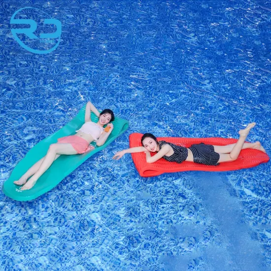 Parque acuático de atracciones al aire libre piscina salón cama NBR espuma sumergida piscina flotador con almohada